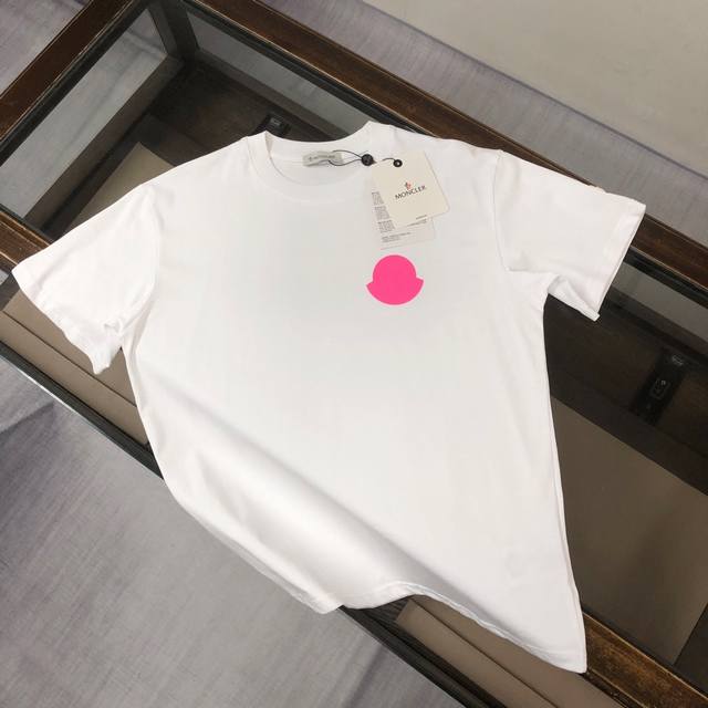 Moncler蒙口 最新款情侣款圆领短袖 情侣T恤 春夏新品 高品质 胸前立体标识字母Logo印花工艺！时尚百搭潮款 定制进口面料 ！穿着舒适 透气 时尚不失个