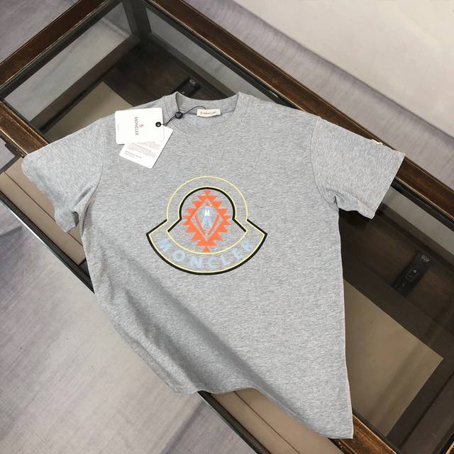 Moncler蒙口 2025最新款情侣款品牌Logo印花图案圆领短袖 情侣T恤 春夏新品 高品质 时尚百搭潮款 定制进口面料 ！穿着舒适 透气 时尚不失个性 上