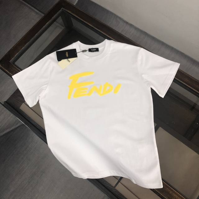 Fendi芬迪 夏季新品 时尚街拍短袖T恤 ！定制顶极高密度棉面料，极为亲肤舒适 摸上去非常的细腻，质感很好，完美体现立体感 符合品牌一贯设计风格，整体非常不错