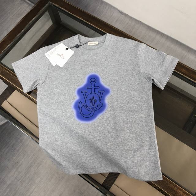 Moncler蒙口 新款男士圆领短袖 情侣T恤 春夏新品 高品质 时尚百搭潮款 定制进口面料 数 穿着舒适 透气 时尚不失个性 上身休闲随性 帅气有型 彰显大牌