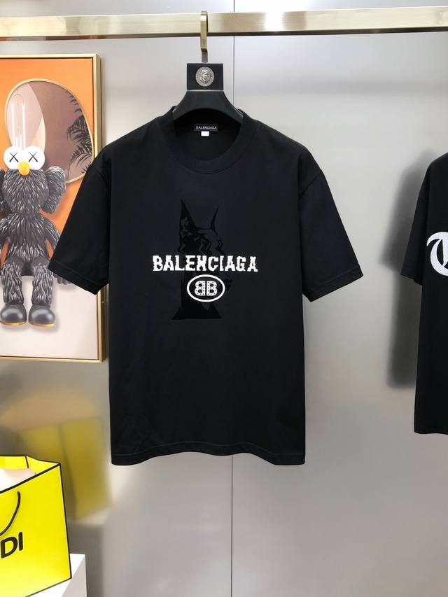 Bal*Nciaga 巴黎世家2025春夏新款原单男士圆领短袖T恤 专柜同步售卖 爆款高端品质 高版本 植绒印胶字母Logo图案设计 定制进口100%纯棉面料