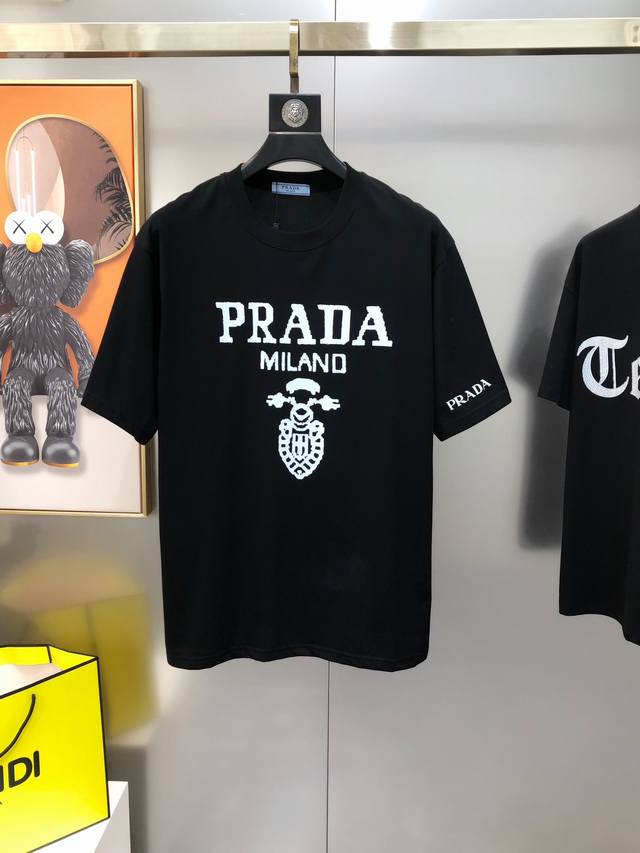 P*Ada 普拉哒2025春夏新款原单男士圆领短袖T恤 专柜同步售卖 注意细节面料爆款高端品质 高版本 Os版型阔版 印胶字母Logo设计 定制进口95%纯棉5