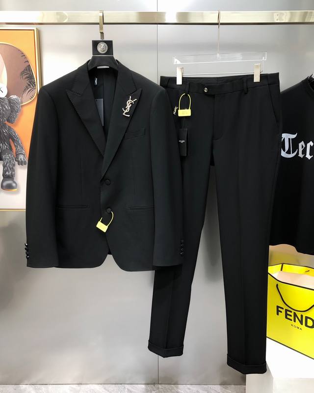 整套售卖不拆 Ysl 圣罗兰新款原单男士商务休闲西装套装 西服外套西裤 官网同步售卖 高端定制 时尚百搭 爆款领上Logo金属标设计 采用原版进口100%聚酯纤