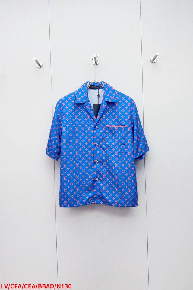 上衣 裤子 N130 Lvlouis Vuitton路易威登丝绸印花翻领短袖衬衣 采用定制100%桑蚕丝面料制作，手感丝滑柔软，亲肤透气，全衣铺陈全幅标识印花，