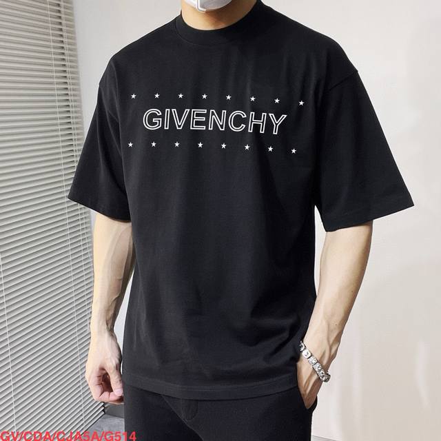 G514 Gv 纪梵希 新款字母印花双层重工短袖T桖 字母图案不管是T桖还是卫衣都是每年的爆款单品 前幅大面积印花采用大康丽数码印花机直喷 成本极高 经过多次的