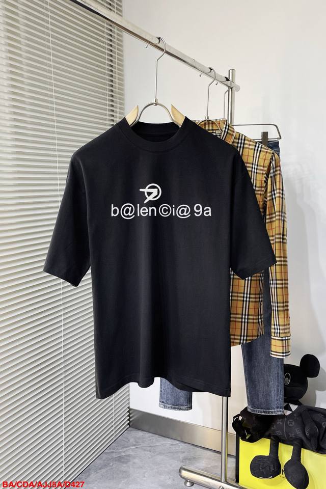 D427 巴黎世家 新款字母印花双层重工短袖T桖 字母图案不管是T桖还是卫衣都是每年的爆款单品 前幅大面积印花采用大康丽数码印花机直喷 成本极高 经过多次的调试
