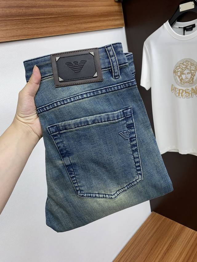 阿玛尼 25春夏新品 修身原单男士水洗牛仔裤纯血统品 每季必出的类型，无需质疑的热卖王牌单品，符合四季最佳的搭配色号 整体的风格延续了Slp的基调，通体融入了多