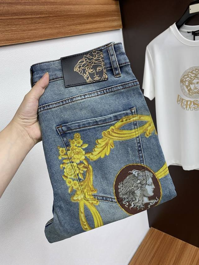 范思哲 2025Ss早春 新品 原单男士水洗 直喷水洗定制满花牛仔裤 纯血统品 每季必出的类型，无需质疑的热卖王牌单品，符合四季最佳的搭配色号 整体的风格延续了