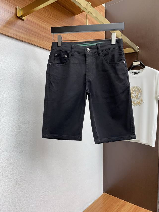 范思哲 2025Ss早春 新品 原单男士水洗牛仔短裤纯血统品 G柜7000+ 每季必出的类型，无需质疑的热卖王牌单品，符合四季最佳的搭配色号 整体的风格延续了S