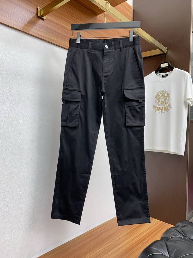 迪奥 2025春夏季新款，最新定制原版纯棉工装休闲裤。原版裤型上身休闲百搭、随性慵懒范，高级定制毛圈面料柔软舒适 透气 棉感十足 订制工艺 立体剪裁 上身有型