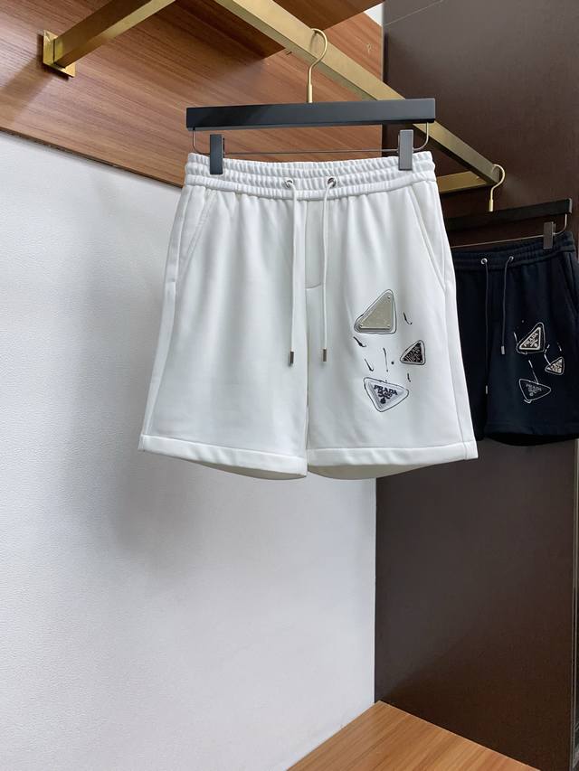 普拉达 手绘定制标 春夏新款休闲短裤 舒适度极好 手触感强烈。辨识度极高 定制100%进口毛圈纯棉面料 色泽清新 做工精细 码数 S 3Xl