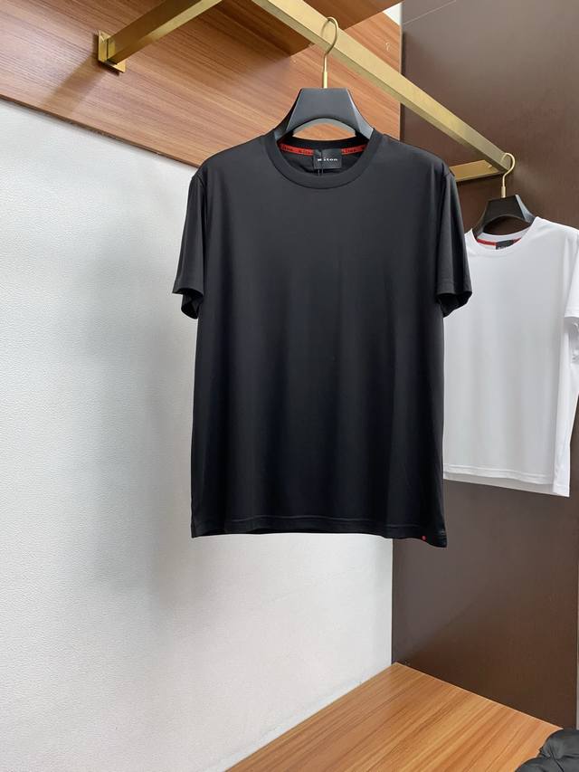 Kiton 25Ss春夏新款双面丝光纯棉质圆领短袖 男士基础款纯白专柜刺绣短袖T恤衫！贸易公司渠道稀出，同步官网发售！基础T恤奉献，这款简约而不失格调的衣物，自