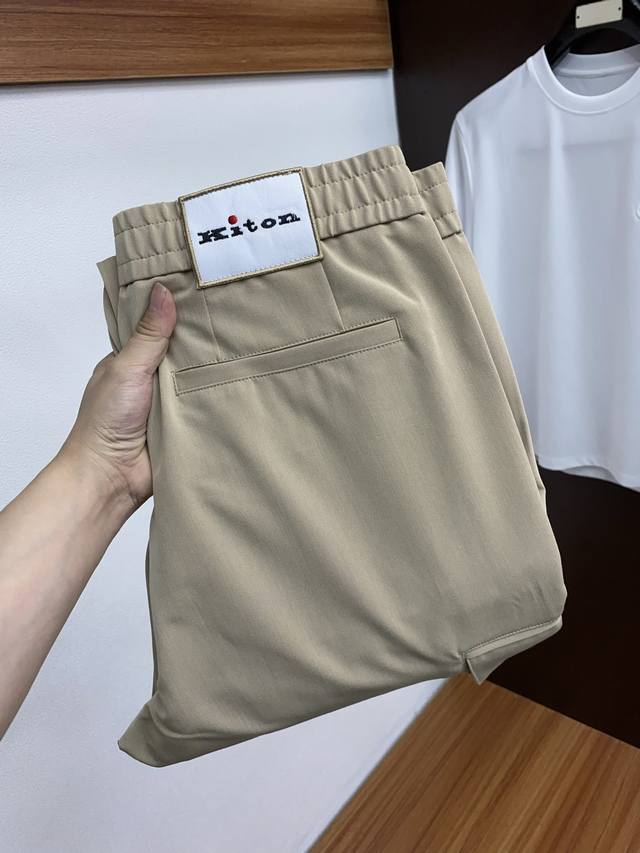 Kiton 2025春夏专柜新款定制休闲裤 干净利落剪裁，都市风十足 采用高端精纺面料手感软糯干爽，上身效果挺括有型。五金精致，商务休闲非常好看如此众多的顶级原