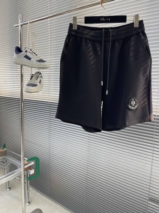 Mon 25夏季男士新品双标刺绣标识冰氧棉休闲短裤，正面左侧脚口边缀饰双徽标立体刺绣品牌元素设计，辨识度直接拉满，弹性松紧腰边带抽绳，两个侧袋+背面贴袋设计，定