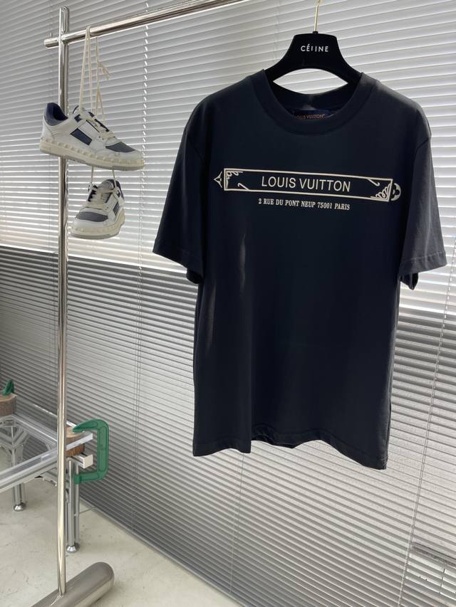 驴牌 2025春夏全新系列单品上线，非常时髦前卫的一款男女同款短袖，标识Logo图案刺绣修饰！区别于以往的不同，宣示品牌传承多年的设计理念！其吸睛度完全不亚于任