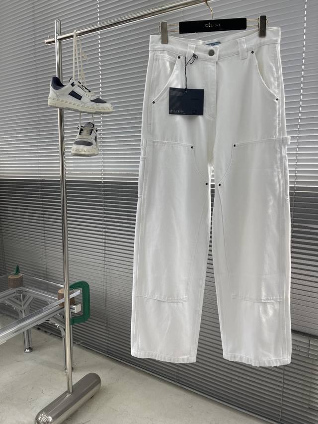 Prad 三角皮牌工装裤 定制大颗粒感洗褪朱帆 质感卓越 舒适贴肤 以纯粹白色为底色 做旧赋予其时光沉淀的质感 真牛皮三角皮牌点缀 展示出Prad一贯的精致和优