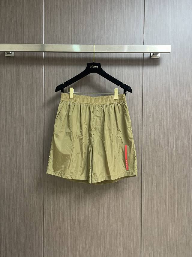 Prada 2025Sd春夏季新款男士速干短裤，最休闲的时尚美学，原版裤型上身休闲百搭、随性慵懒范，高级定制速干面料，订制工艺 经典红色Logo胶标，舒适感爆棚