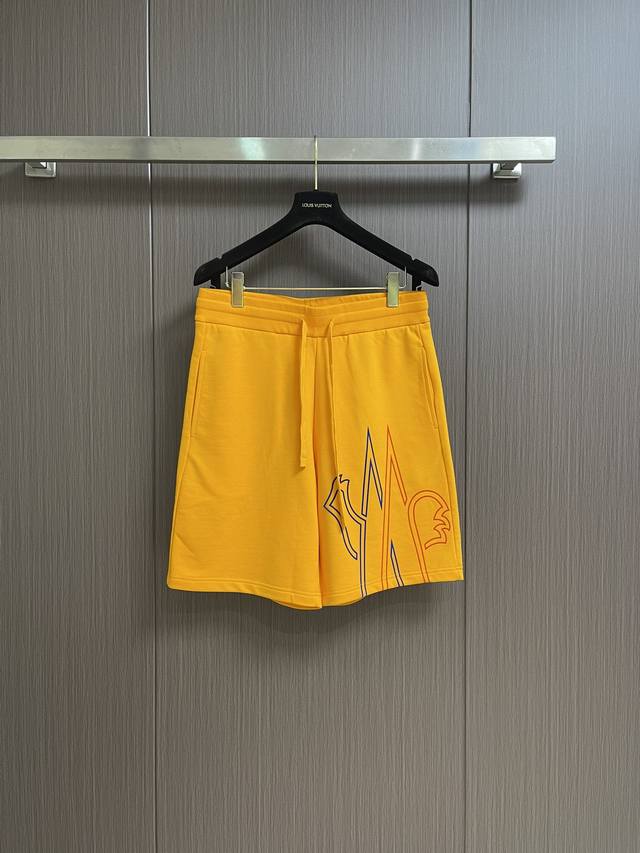 Moncler 2025Ss春夏新款男士休闲抽绳短裤 简洁时尚大方 简洁利落又清爽 品质做工细节经得起任何形式检验，简约大方百搭款 上身优雅帅气，焕然一新的即视
