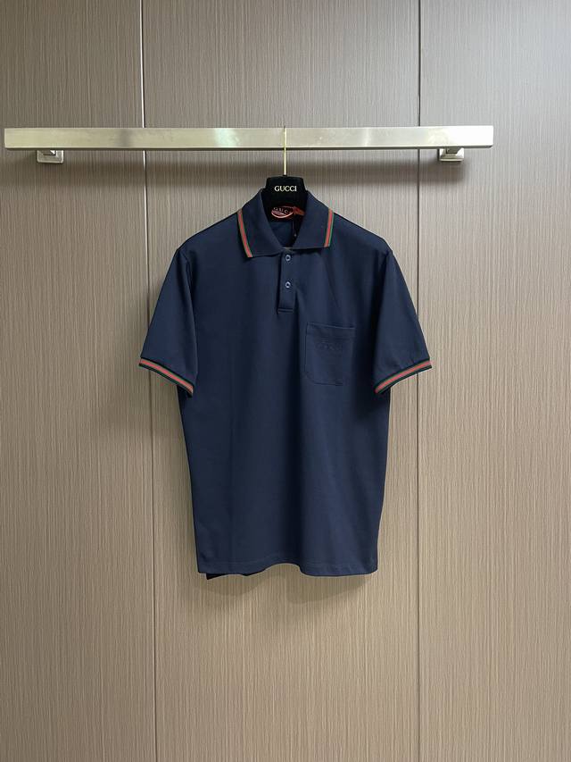 Gucci 2025Ss新款珠地棉Polo衫，定制三角珠层雅致珠地棉 质感十足 舒适贴肤 深蓝雅韵 静谧而优雅 正面饰有标识字样展于胸前 如同贵族徽章 彩边螺纹