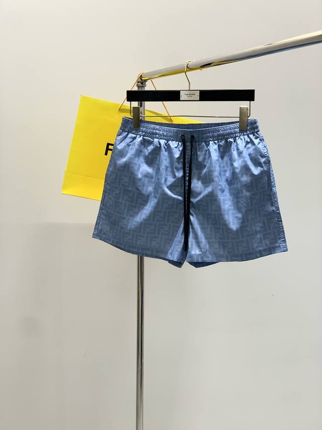 Fendi 芬迪，2025夏季最新品，专柜同步有售，原单狠货，时尚休闲短裤，进口原版面料，独特设计，上身舒适透气，顶级印花工艺字母图案装饰Logo，原版五金辅料