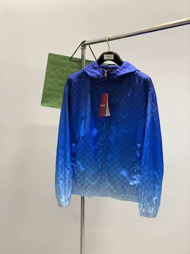 Gucci 古驰，2025秋季最新款，专柜同步有售，原单狠货，时尚休闲连帽外套，上身很有特点！吸睛而有亮点，进口原版面料，顶级印花工艺字母图案装饰Logo，原版