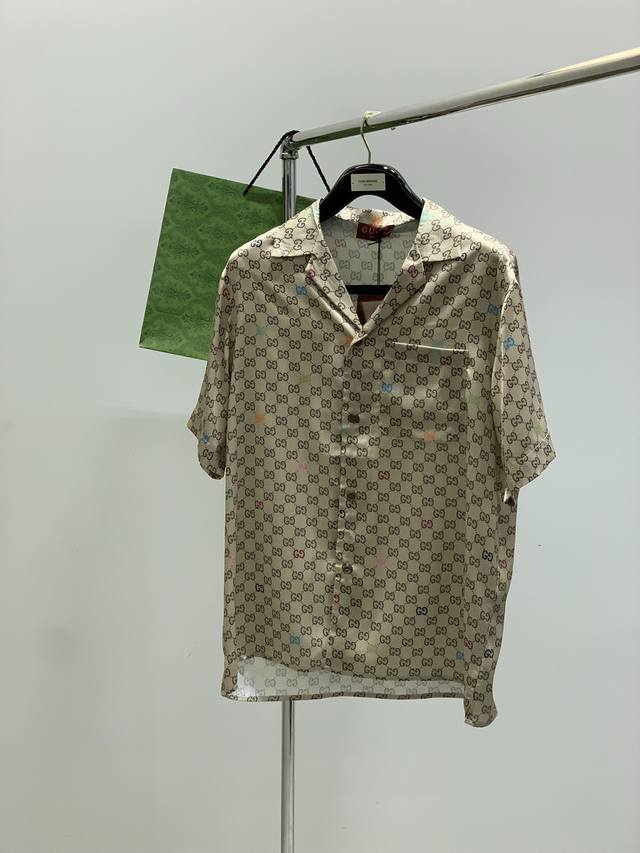 Gucci 古驰，2025夏季最新款，专柜同步有售，原单狠货，时尚休闲短袖，上身很有特点！吸睛而有亮点，进口原版面料，顶级印花工艺字母图案装饰Logo，简单而不