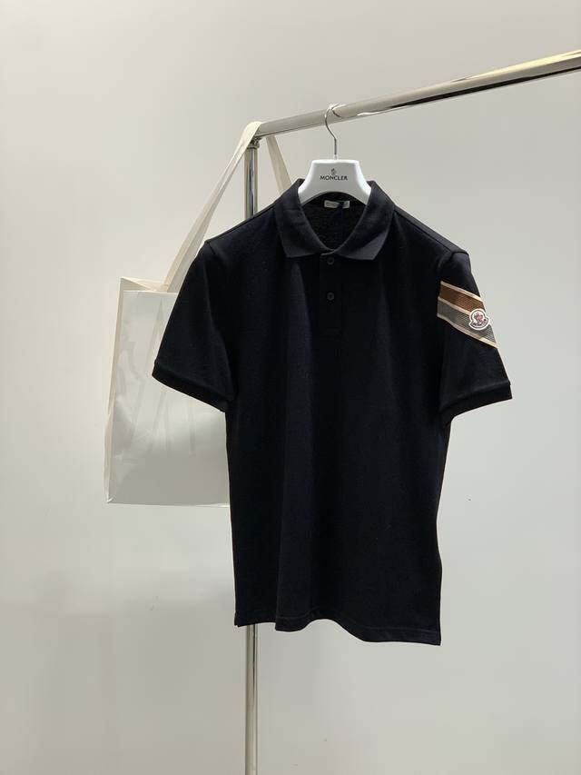 Moncler 蒙口，2025夏季最新品，专柜同步有售，原单狠货，时尚休闲翻领短袖T恤，上身舒适！吸睛而有亮点，采用进口原版面料，顶级刺绣工艺字母图案Logo，
