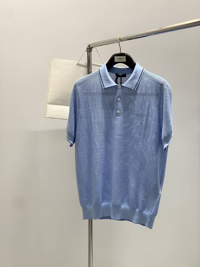 Prada 普拉达，2025夏季最新品，专柜同步有售，时尚休闲翻领针织短袖T恤，进口原版面料，做工极为复杂，唯一可以做代购级别的渠道狠货，顶级刺绣工艺字母图案L