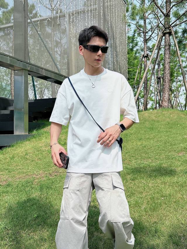 25Ss Moncler新款圆领短袖T恤，选用330克双纱平织棉面料打造，撞色印花，螺纹针织领口。男女同款 码数：S-2Xl 颜色：藏青，白两色 尺码表 S 胸