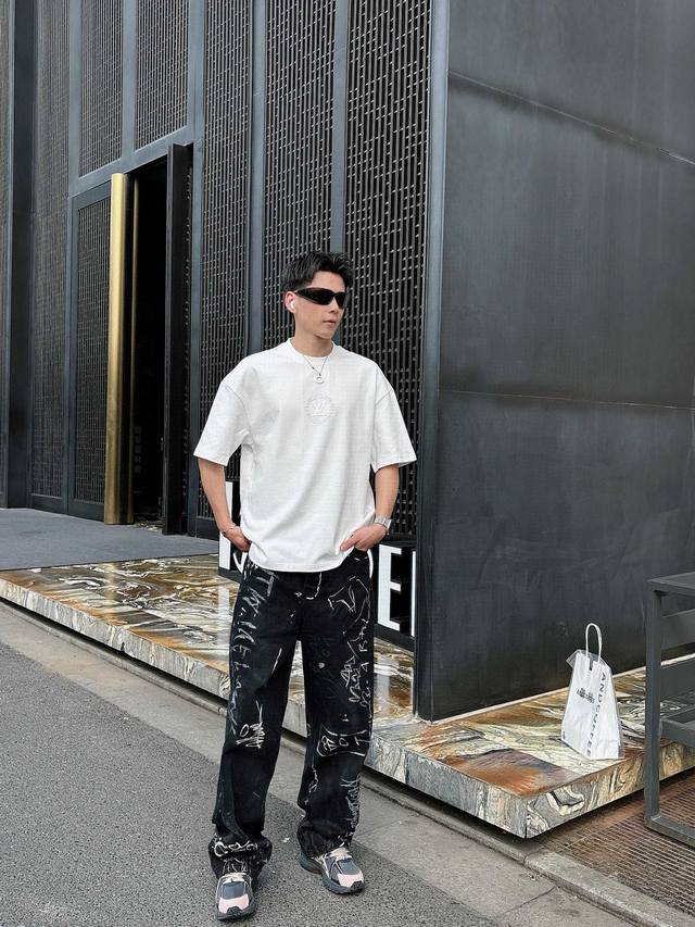 25Ss Lv Pharrell Wiliams菲董携手 Nigo 联名系列圆领短袖T恤，选用330克双纱平织棉面料打造 螺纹针织领口。男女同款 码数：S-2X