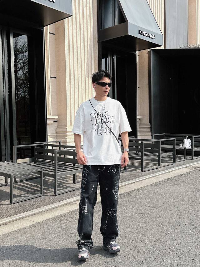 25Ss Moncler新款圆领短袖T恤，选用330克双纱平织棉面料打造，撞色印花，螺纹针织领口。男女同款 码数：S-2Xl 颜色：黑，白两色 尺码表 S 胸围
