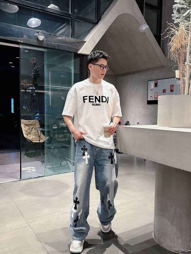 25Ss Fendi新款圆领短袖T恤，选用330克双纱平织棉面料打造，毛巾绣工艺。螺纹针织领口。男女同款 码数：S-2Xl 颜色：黑，白两色 尺码表 S 胸围1