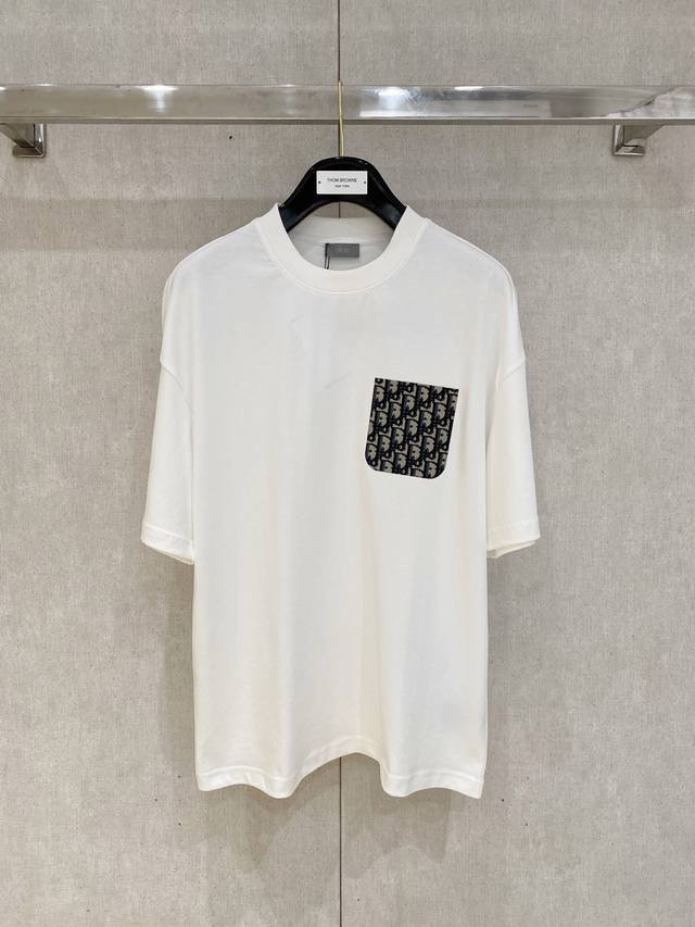 Dior Homme 迪奥 桀傲 2025Ss早春新品 字母印花标识圆领短袖 T恤，经典而休闲。采用棉质密织平纹针织面料精心制作，前后数码定位字母标识图案，字迹