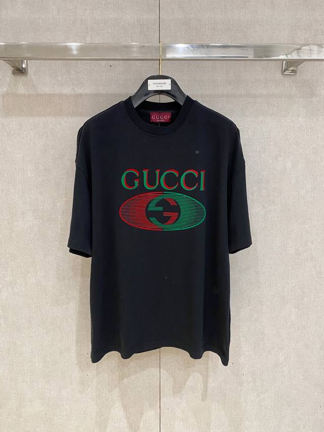 Gucci 古奇2025春夏系列男女同款棉质短袖T恤 甄选客供定织300G平纹棉布制作而成, 触感柔软滑腻, 着穿亲肤感与透气性都堪称绝佳！胸前饰以Cel1Ne