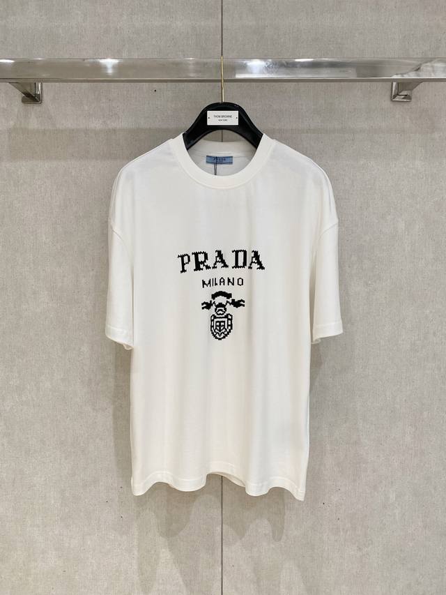 Prada 普拉达 2025Ss春夏新品 重磅级尤物单品，官网在售系列。浮雕短袖T恤，定织微融感高支纯棉面料，手感非常好，前幅浮雕标识印花图案装饰，增加立体感，