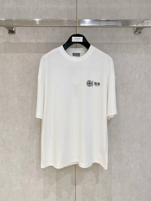 Dior Homme 迪奥 桀傲 定制纯棉弹力棉面料短袖T恤 魅力在于创造了简约奢华感的时尚,随意搭配感受英式风格独特气质. 宽松的版型展现出休闲随意的风格，无