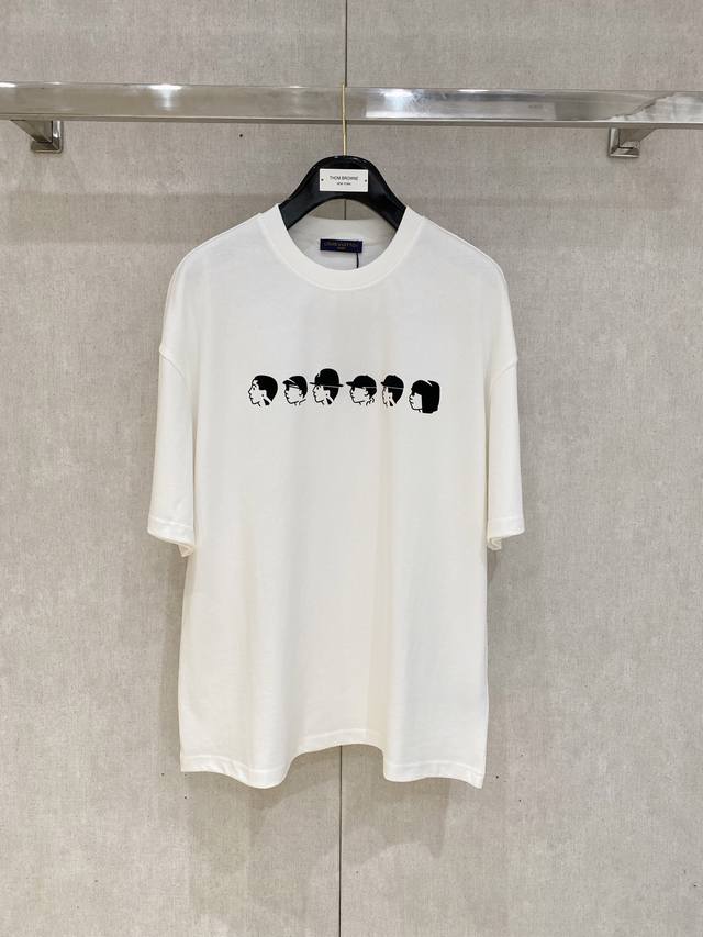 Louisvuitton 路易威登 2025Ss早春新品 走秀款印花棉质圆领短袖 T恤，定制高支纯棉面料打造，前幅字母印花图案，辨识度极高。上身效果炸裂。万年百