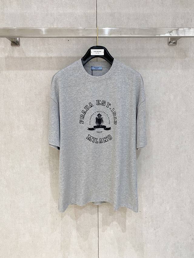 Prada 普拉达 2025春夏新款首发专柜最新款短袖圆领磨破T恤 高端订制 设计前卫时尚！品牌Logo重工艺设计 高端定制丝光长绒棉面料.手感柔软.穿着舒适.