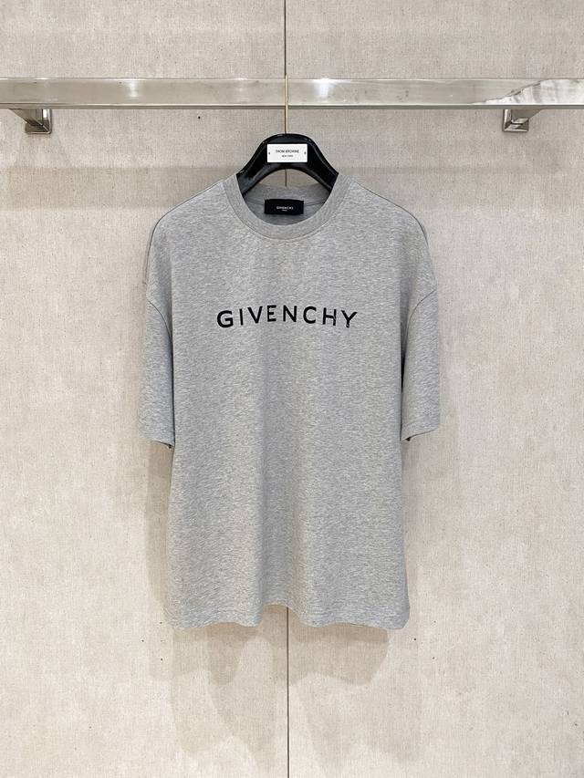 Givenchy、经典款式 男女同款， 同步官网发售！从高定走向高街的Gv，俘获大量年轻人的心，经典、时髦、高贵，一直是Gv的风格所在，从这款短袖中也能感受它的