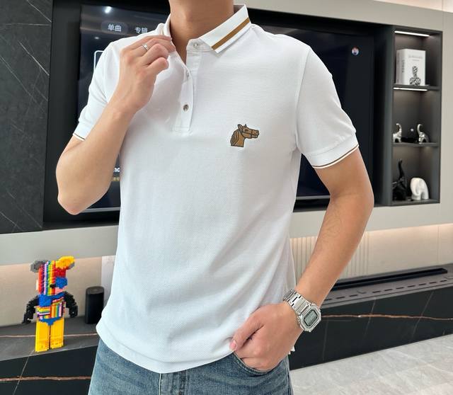型号Hl133#，爱马家 2025春夏最新马头绣标男士翻领T恤，轻盈休闲风Polo衫，胸前极具代表性的小马头徽标，采用3D立体刺绣工艺，凹凸有致，饱满有型，品质