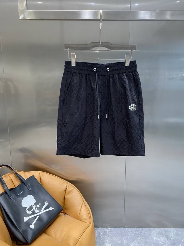 古家 Gucci黑色短裤，夏日奢华休闲必备 经典黑色，低调又大气，上面满是品牌标志性的印花图案，精致又奢华，彰显着独特的品牌魅力。抽绳设计增添了随性感，穿着舒适