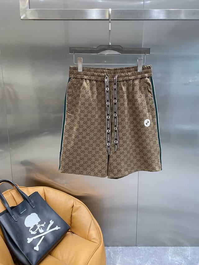 古家 Gucci棕色格纹短裤， 经典的棕色格纹，复古感满满，是Gucci标志性的元素，彰显着独特的品牌魅力。侧边的绿色条纹与抽绳上的品牌标识相呼应，细节之处尽显