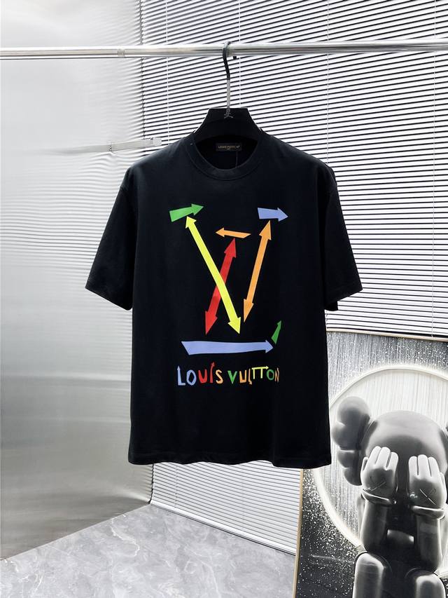 路易威登 Lv 2025新款 圆领 短袖 T恤 体恤 半袖 ，高端版本！专柜定制面料 透气舒适度高，细节无可挑剔，品牌元素设计理念，体现高品质。手感细腻柔软！呈