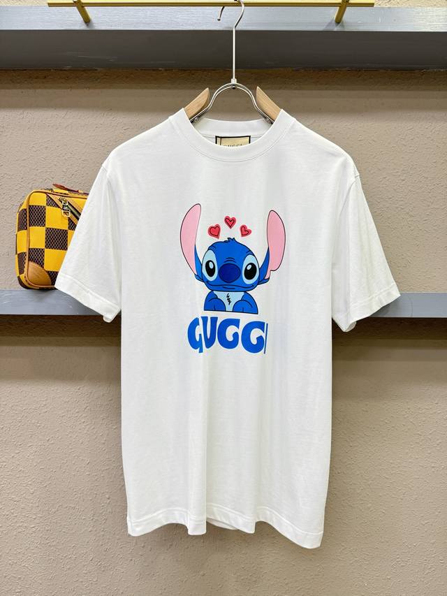 Gucci古奇 2025款新品短袖！原版定制面料，手感柔软。顶级进口私货，时尚设计潮流短袖，不失奢华 品质毋庸置疑 上身效果超赞，奢华官网同款！尺码：S-Xxl