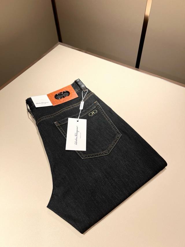 Ferraga*Mo菲拉*慕2025春夏新款男款休闲小直筒牛仔裤 原单品质，原单品质高端时尚休闲水洗牛仔裤，后腰皮革金属菲拉格慕Logo标识，原单代工厂P渠道出