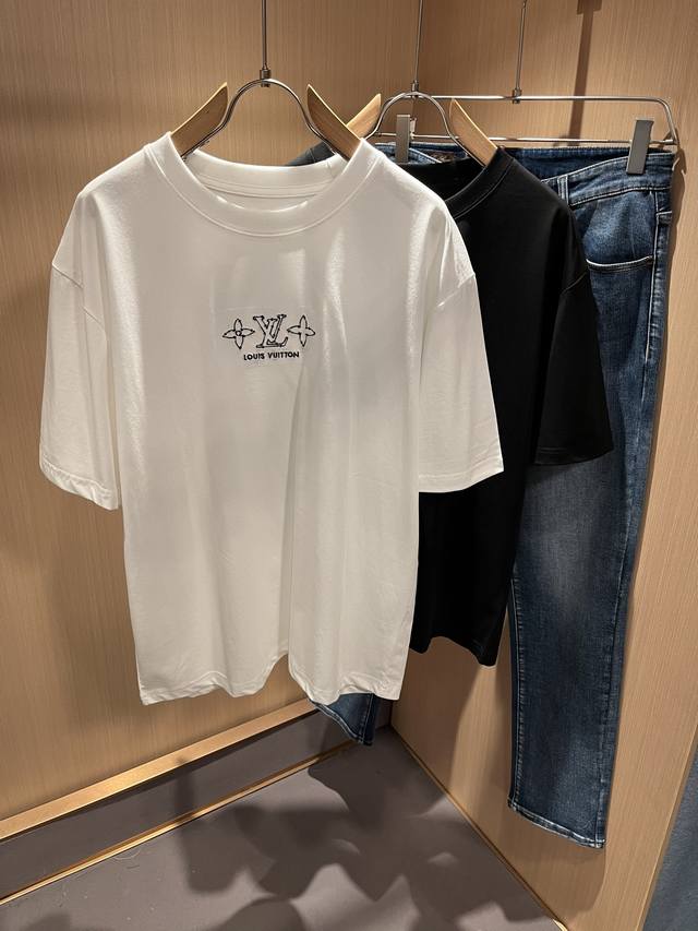 Louisvuitt*路易*登 2025春夏全新系列单品上线，非常时髦前卫的一款男女同款短袖T恤，标识Logo图案刺绣修饰！区别于以往的不同，宣示品牌传承多年的