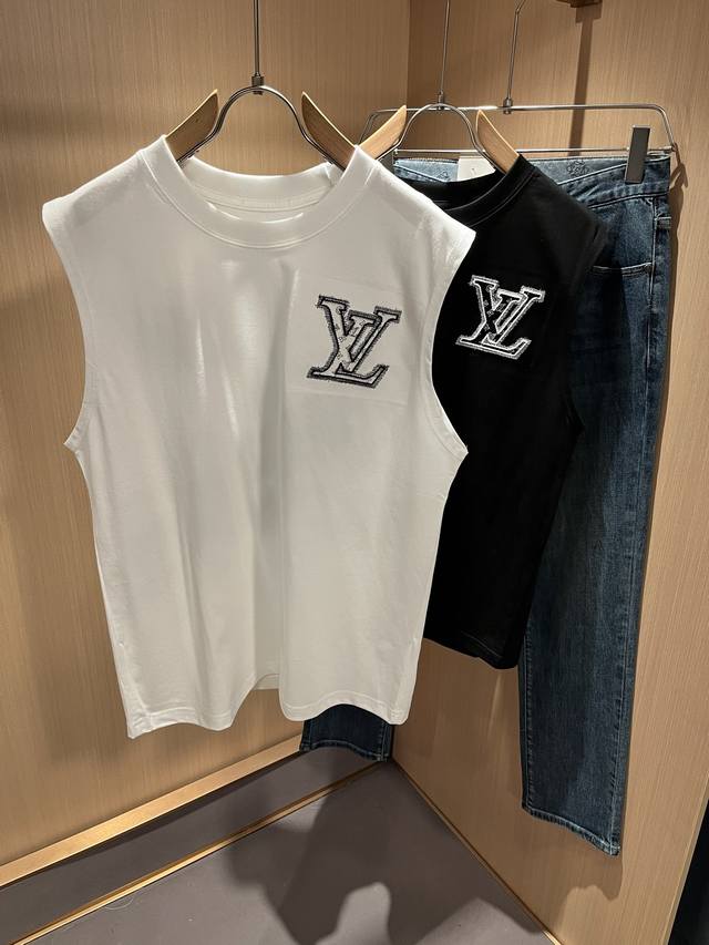 Louisvuitt*路易*登 2025春夏全新系列单品上线，非常时髦前卫的一款男女同款背心，标识Logo图案刺绣修饰！区别于以往的不同，宣示品牌传承多年的设计