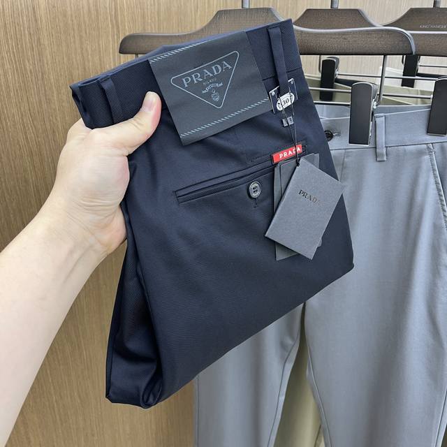 2540Ss春夏新品，官网同步有售，男士高端商务休闲西裤，高端进口面料，带弹力，后面采用硅胶字母压胶，五搭配，即经典又时尚，合体裁缝，上身效果无约束感 ，舒适透