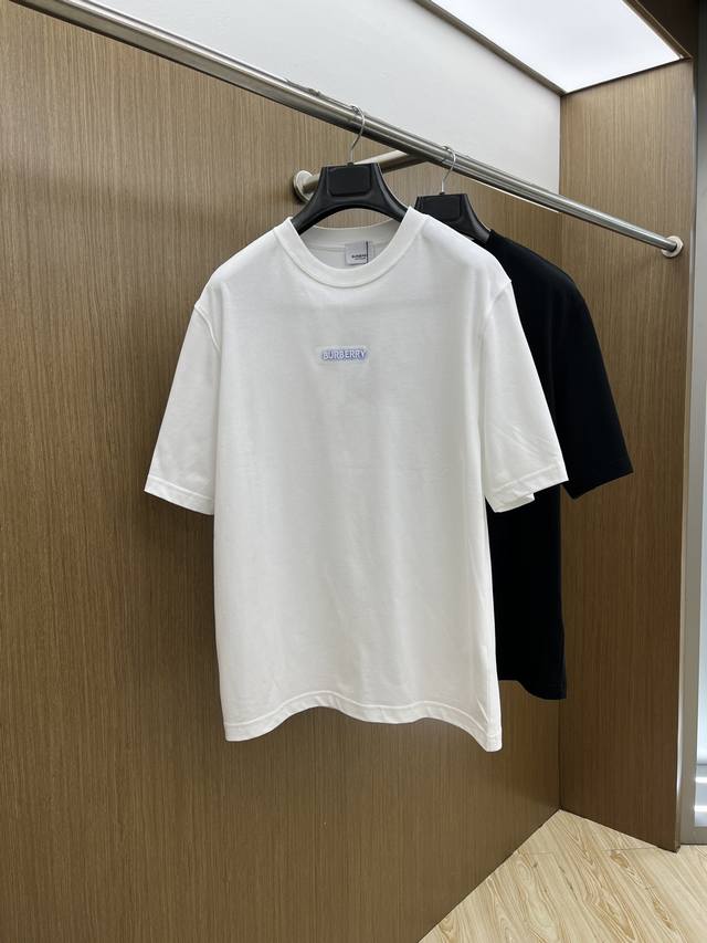 Bbr 2025春夏新款圆领 首发专柜最新款短袖圆领T恤 高端订制 设计前卫时尚 品牌Logo重工艺设计 高端定制原版面料 手感柔软 上身穿着舒适 专柜级别精致