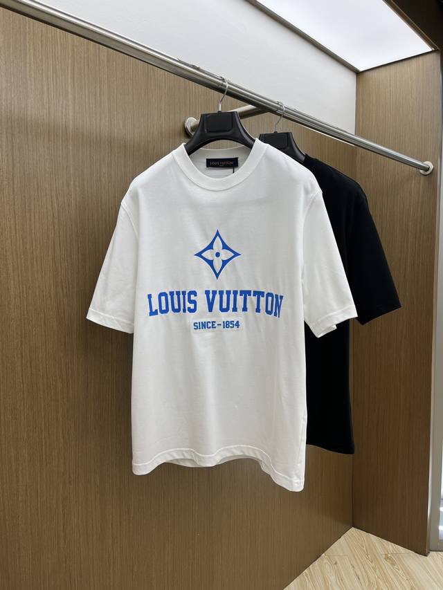 Lv# 2025春夏新款圆领 首发专柜最新款短袖圆领T恤 高端订制 设计前卫时尚 品牌Logo重工艺设计 高端定制原版面料 手感柔软 上身穿着舒适 专柜级别精致